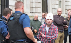 Brian Harvey protesta davanti a Downing Street per essere stato vittima di frodi telefoniche (2014)