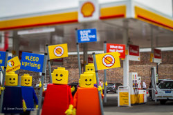 Attivisti di Greenpeace di Sydney manifestano contro la partnership Lego-Shell