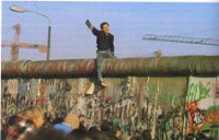 Manifestante a cavallo del muro di Berlino