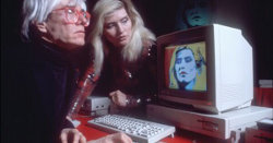 Any Warhol e Debbie Harry davanti al Commodore Amiga 1000 (23 luglio 1985)
